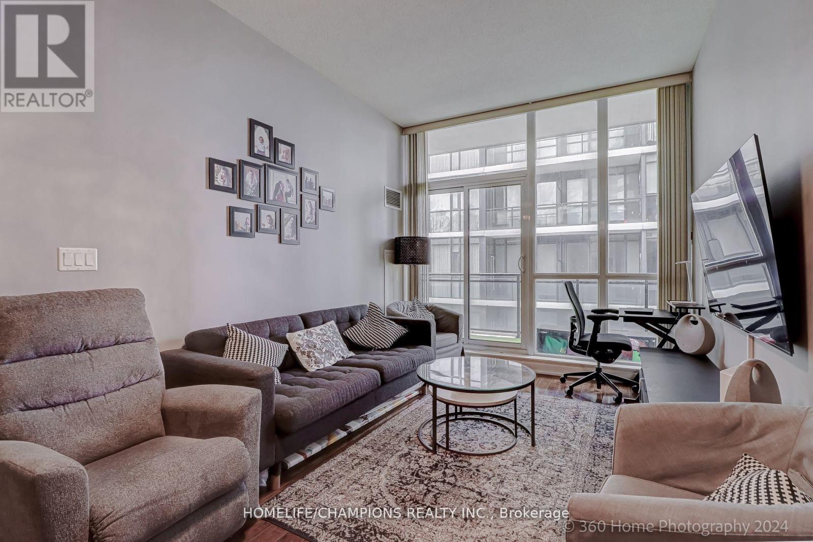 709 - 4070 Confederation Parkway, Mississauga, ON - Indoor Photo Showing Living Room