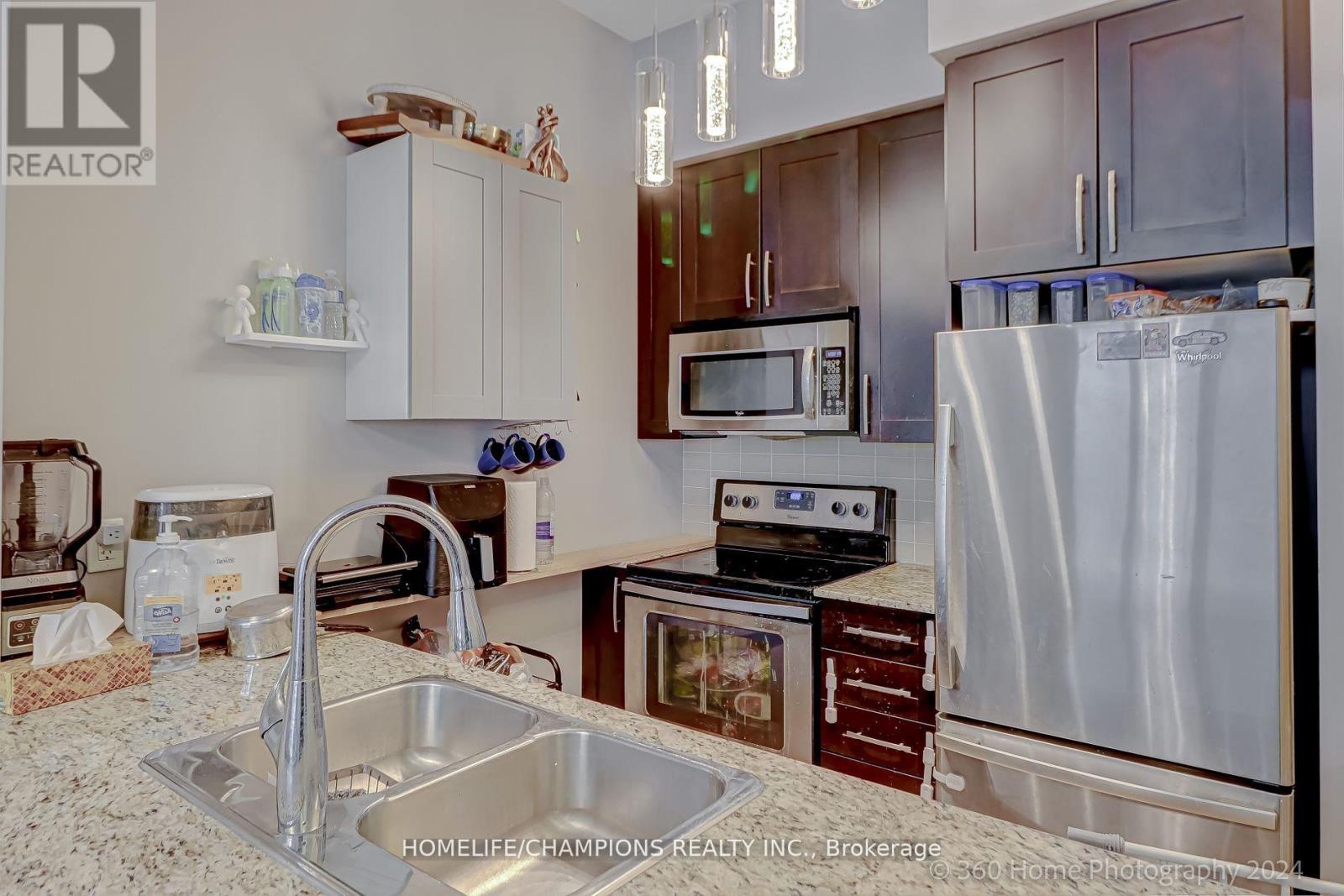 709 - 4070 Confederation Parkway, Mississauga, ON - Indoor Photo Showing Kitchen With Double Sink