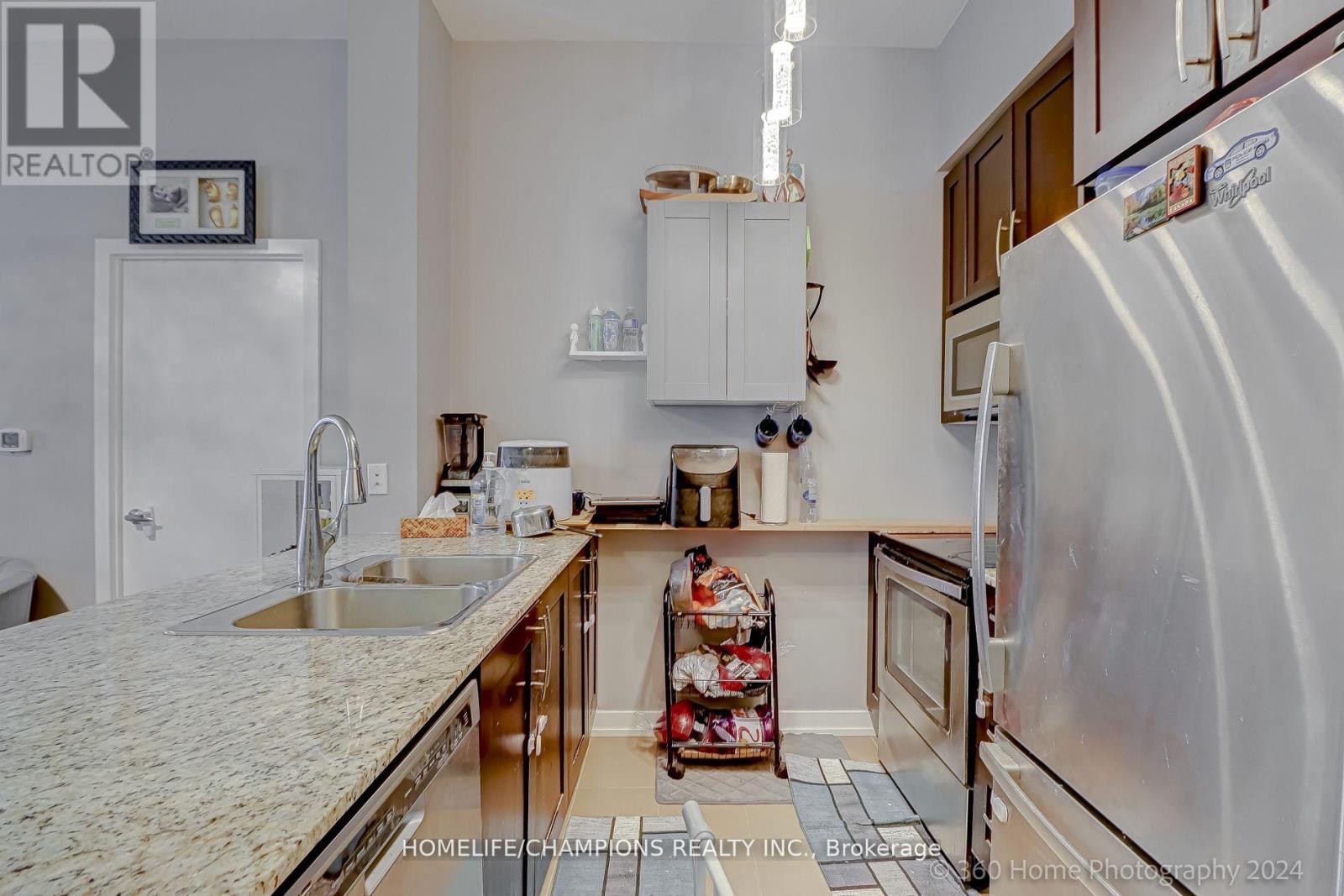 709 - 4070 Confederation Parkway, Mississauga, ON - Indoor Photo Showing Kitchen With Double Sink