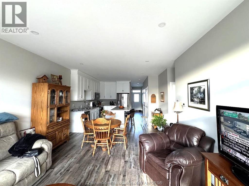 5 Delft Court, Blenheim, ON - Indoor Photo Showing Living Room