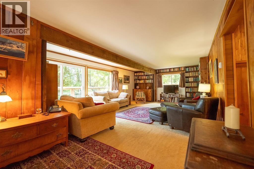 22 Brighton Beach, North Vancouver, BC - Indoor Photo Showing Living Room