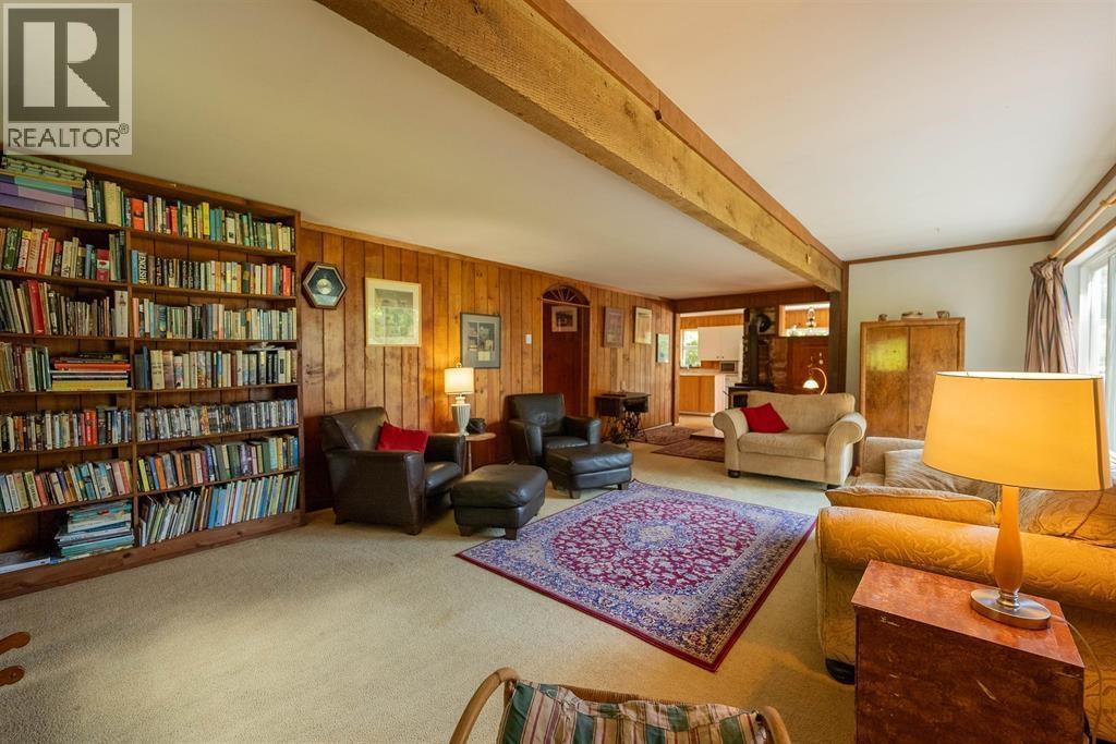 22 Brighton Beach, North Vancouver, BC - Indoor Photo Showing Living Room