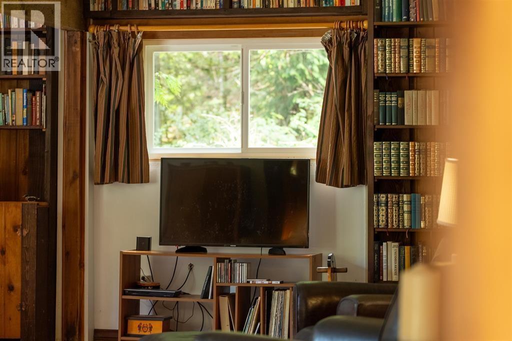 22 Brighton Beach, North Vancouver, BC - Indoor Photo Showing Other Room