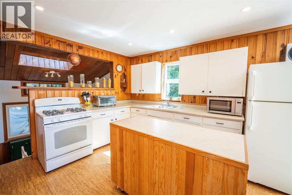 22 Brighton Beach, North Vancouver, BC - Indoor Photo Showing Kitchen