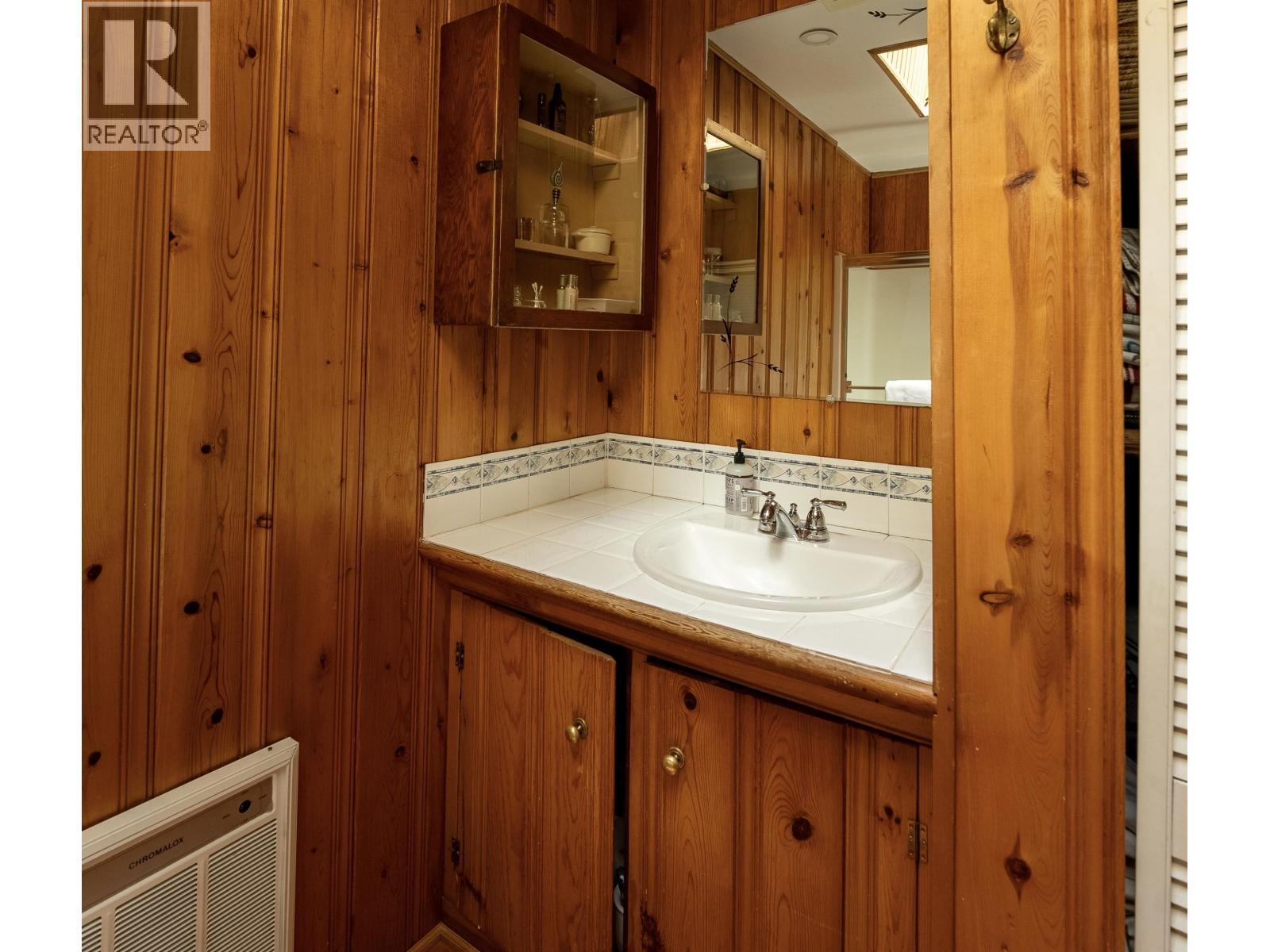 22 Brighton Beach, North Vancouver, BC - Indoor Photo Showing Bathroom