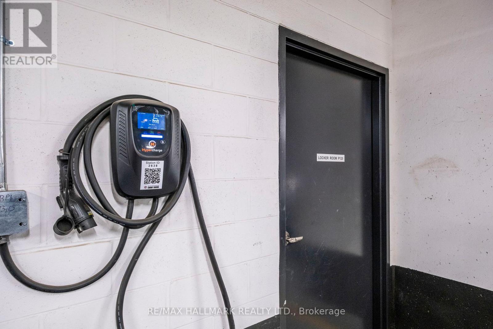 Th1 - 40 Ed Clark Gardens, Toronto, ON - Indoor Photo Showing Laundry Room