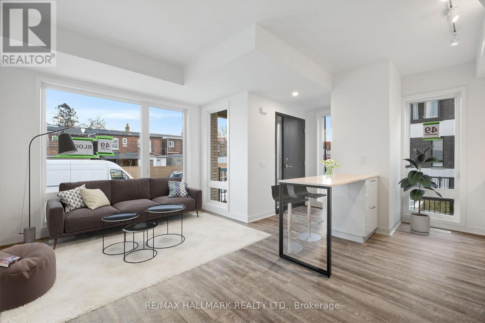 Th1 - 40 Ed Clark Gardens, Toronto, ON - Indoor Photo Showing Living Room