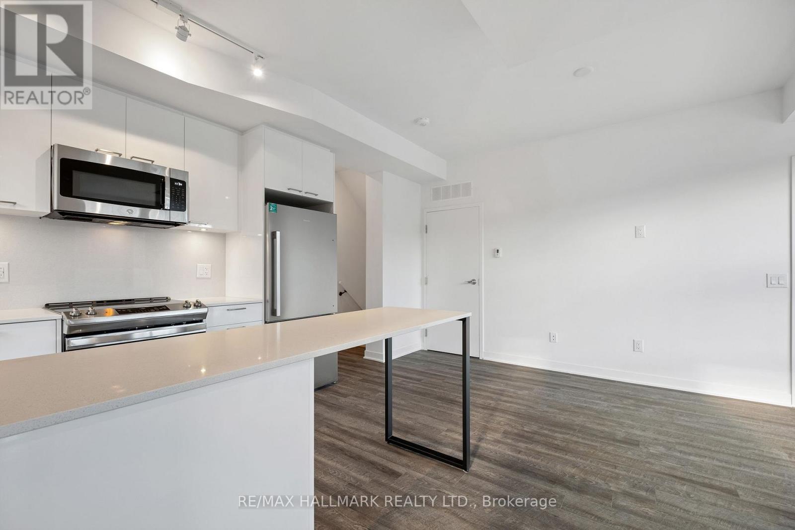 Th1 - 40 Ed Clark Gardens, Toronto, ON - Indoor Photo Showing Kitchen