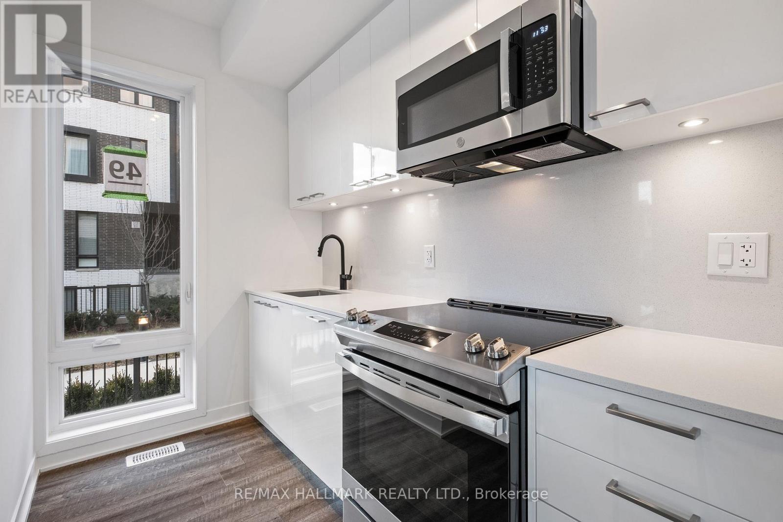 Th1 - 40 Ed Clark Gardens, Toronto, ON - Indoor Photo Showing Kitchen With Upgraded Kitchen