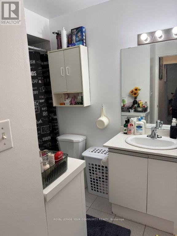 203 - 72 Lake Avenue, Richmond Hill, ON - Indoor