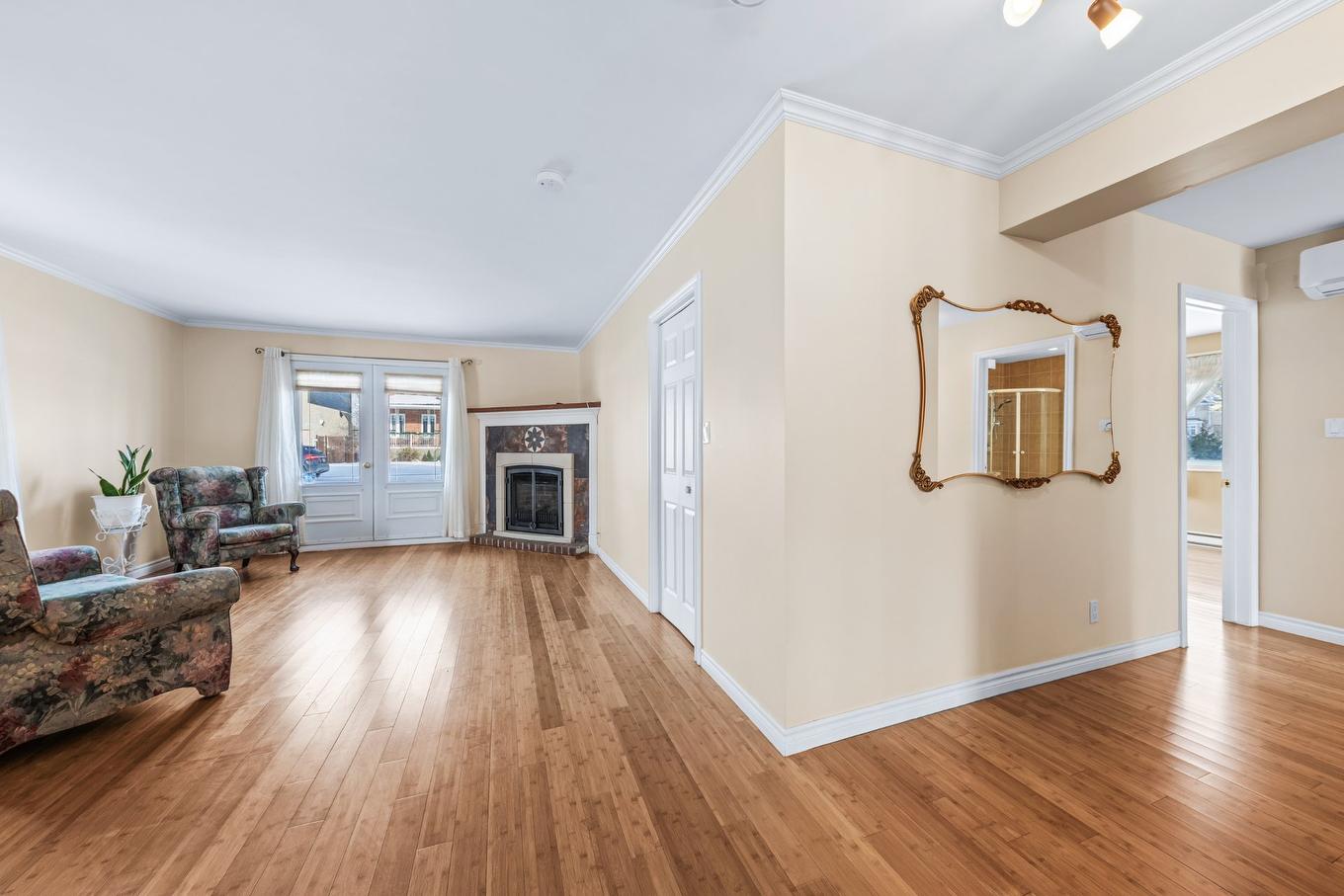 Overall view - 5 Rue Du Grenat, Saint-Jean-Sur-Richelieu, QC - Indoor Photo Showing Living Room With Fireplace