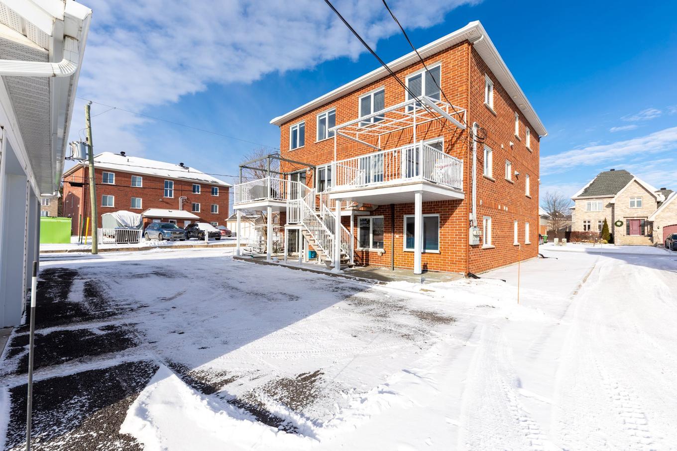 Parking - 5 Rue Du Grenat, Saint-Jean-Sur-Richelieu, QC - Outdoor With Facade