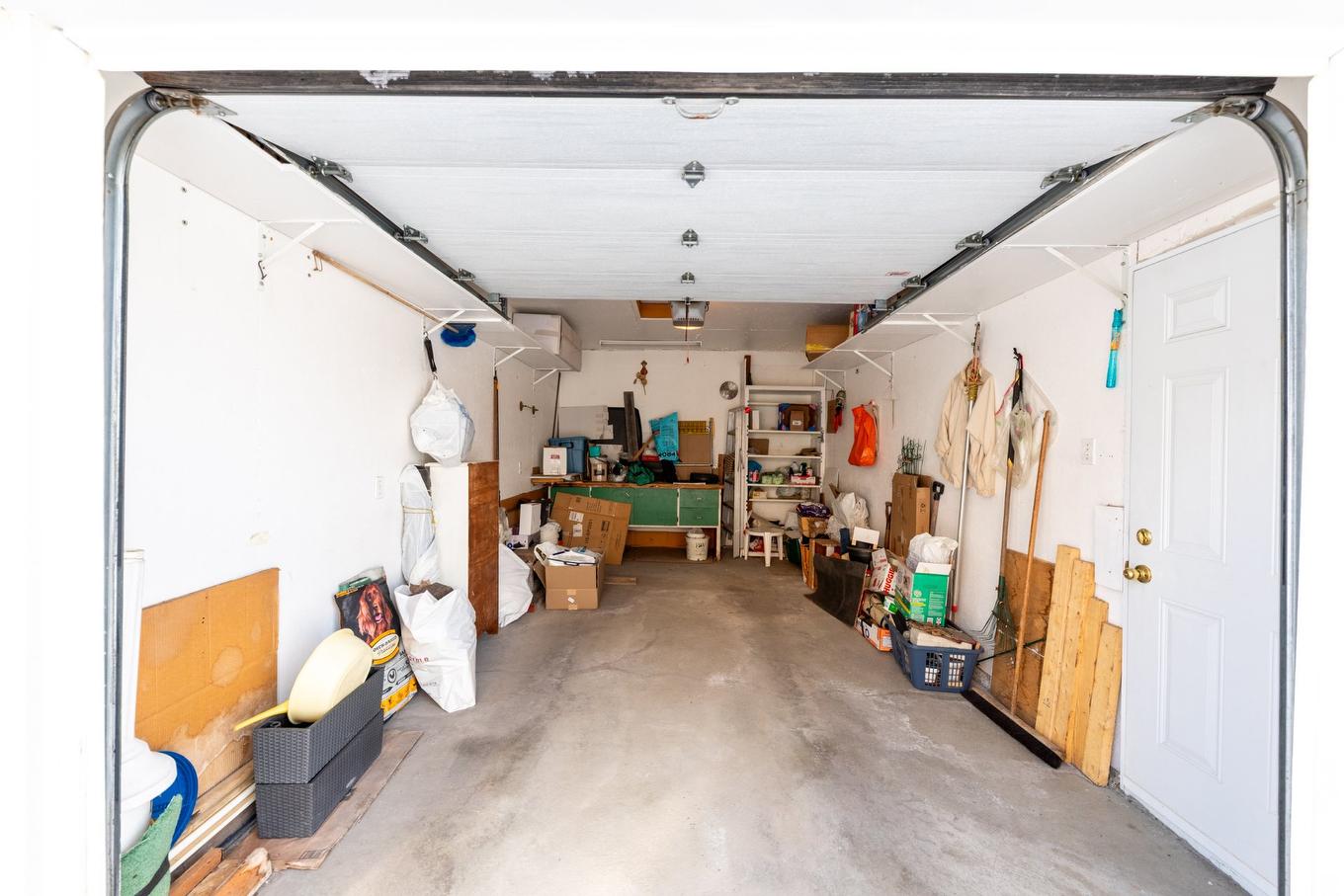 Garage - 5 Rue Du Grenat, Saint-Jean-Sur-Richelieu, QC - Indoor Photo Showing Garage