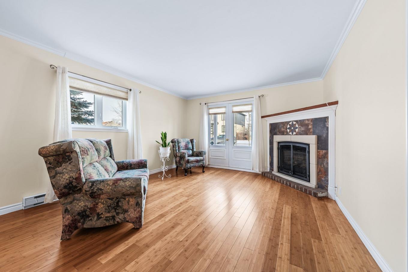 Living room - 5 Rue Du Grenat, Saint-Jean-Sur-Richelieu, QC - Indoor Photo Showing Living Room With Fireplace