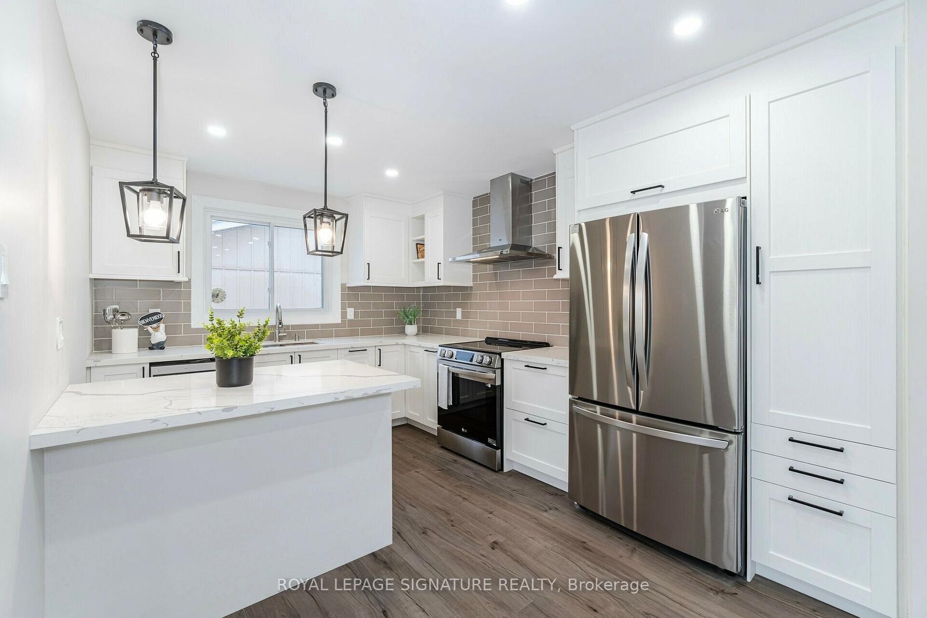 453 Leacock Drive, Barrie, ON - Indoor Photo Showing Kitchen With Upgraded Kitchen