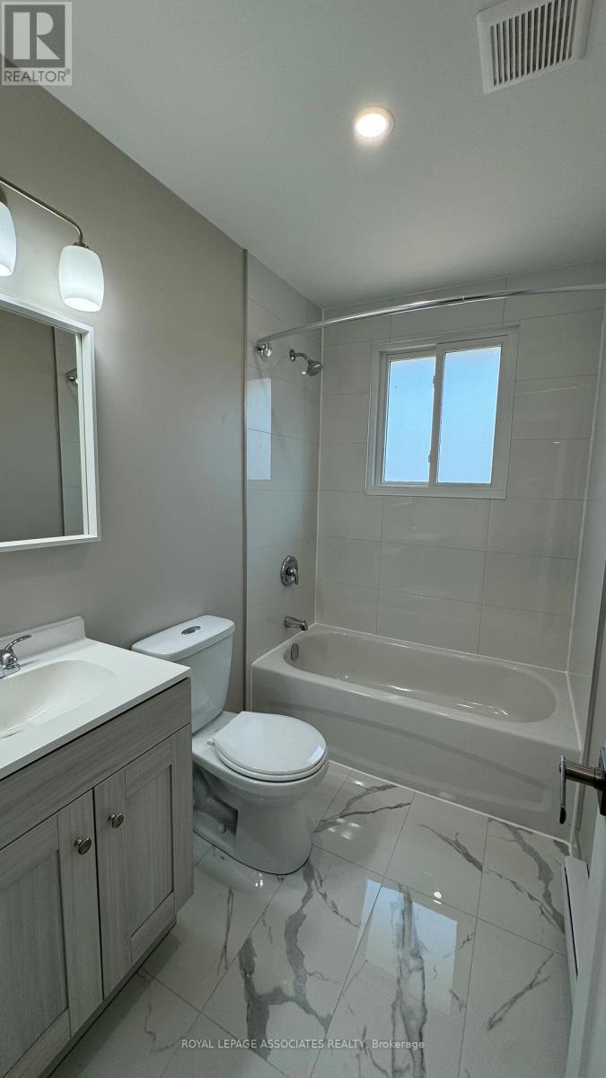 98 Sixth Avenue, Brantford, ON - Indoor Photo Showing Bathroom