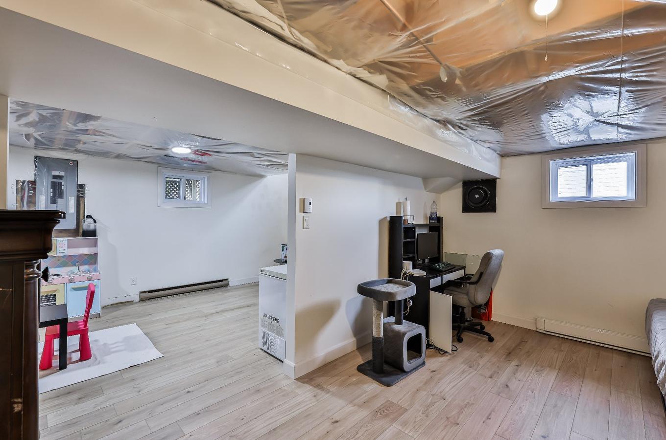 Salon - 1092 Rue Lesage, Prévost, QC - Indoor Photo Showing Basement