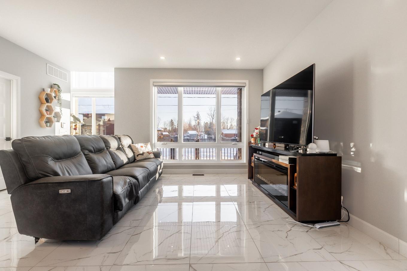 Living room - 615 Rue Leblanc, Saint-Lin/Laurentides, QC - Indoor Photo Showing Living Room