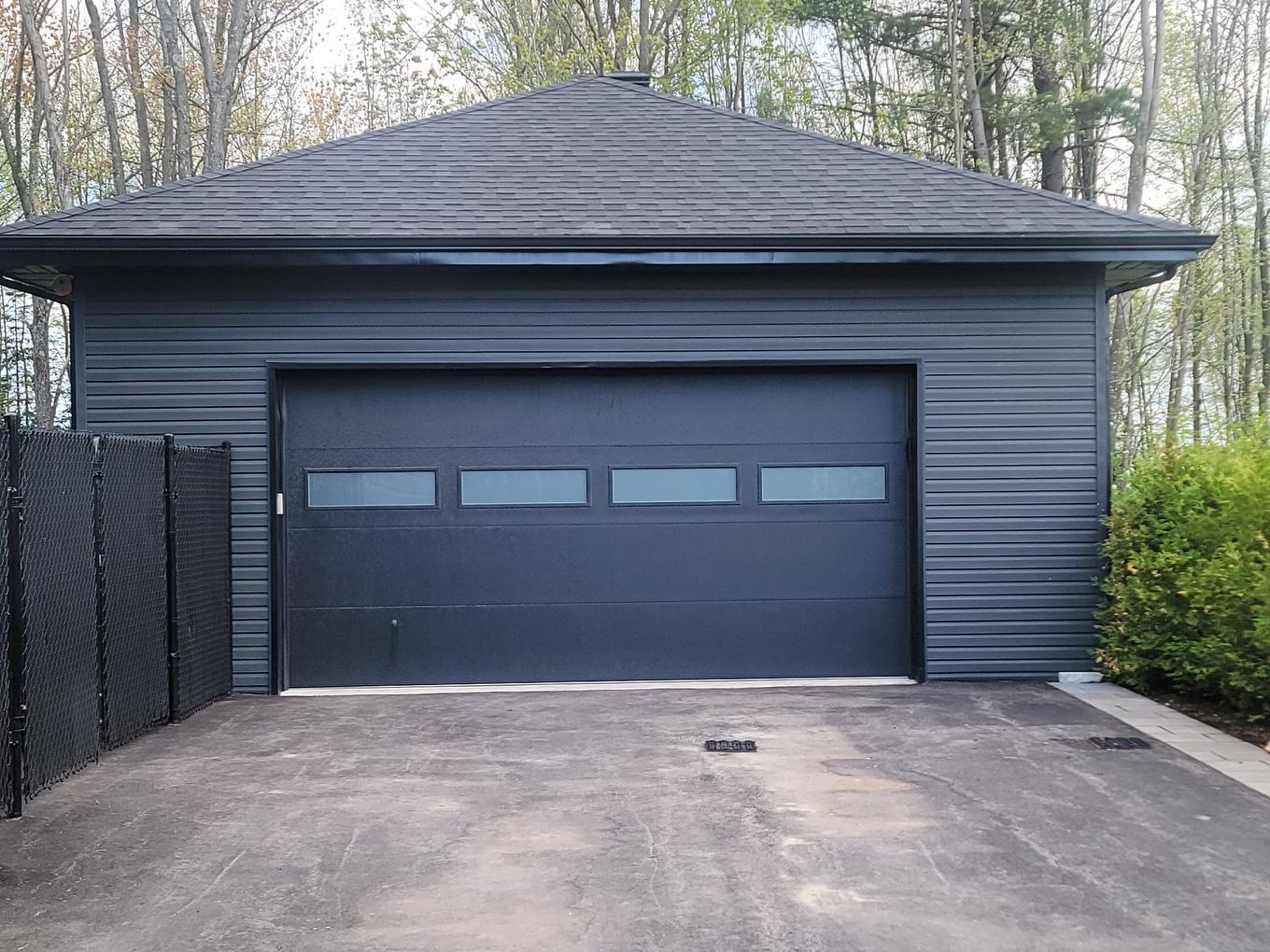 Garage - 615 Rue Leblanc, Saint-Lin/Laurentides, QC - Outdoor