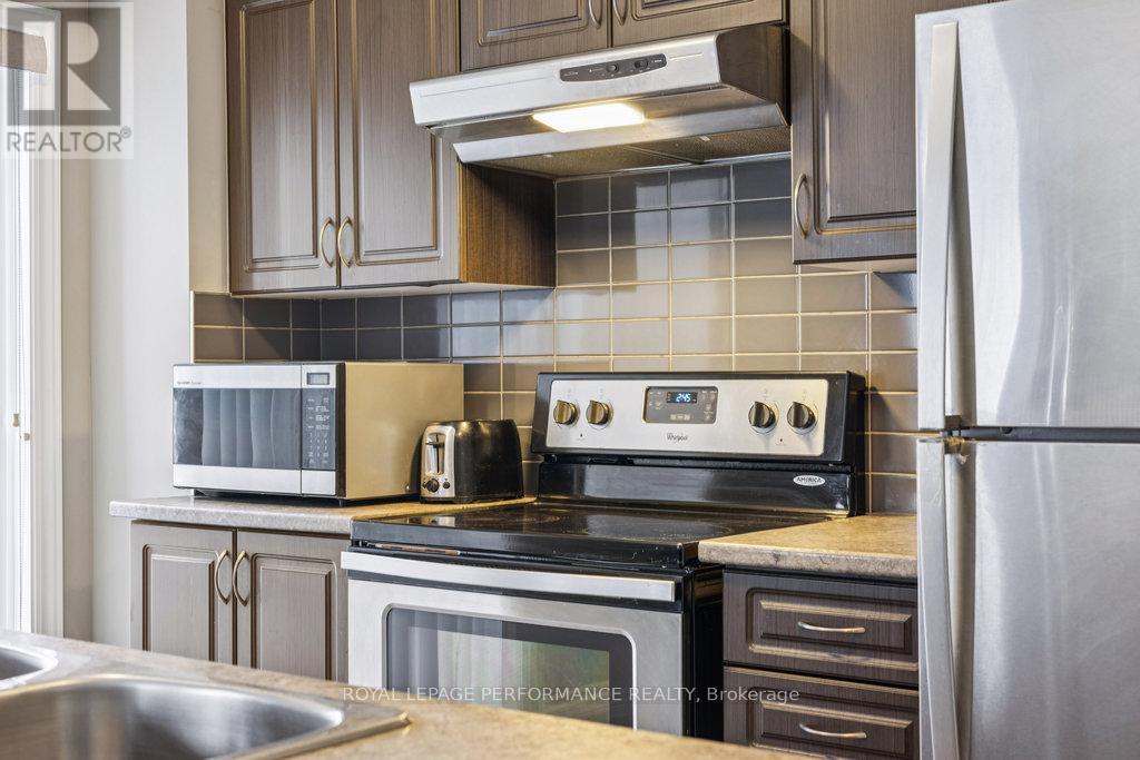 8 - 474 Clearbrook Drive, Ottawa, ON - Indoor Photo Showing Kitchen With Double Sink