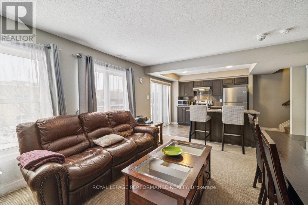 8 - 474 Clearbrook Drive, Ottawa, ON - Indoor Photo Showing Living Room