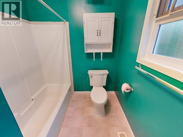 5646 Manson Ave, Powell River, BC - Indoor Photo Showing Bathroom