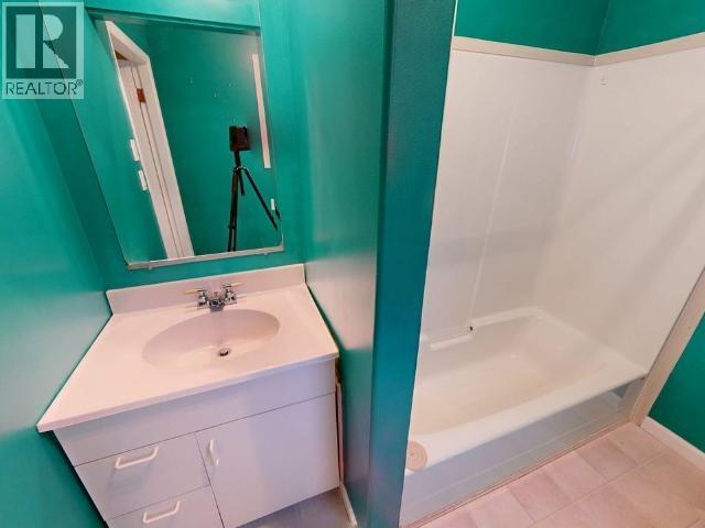 5646 Manson Ave, Powell River, BC - Indoor Photo Showing Bathroom