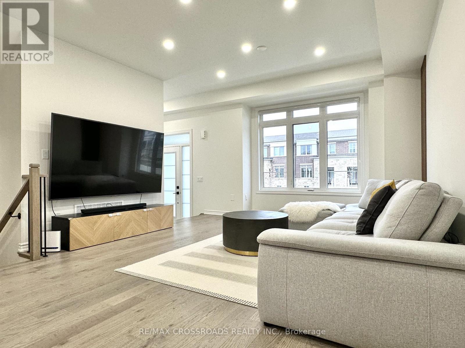 493 Twin Streams Road, Whitby, ON - Indoor Photo Showing Living Room