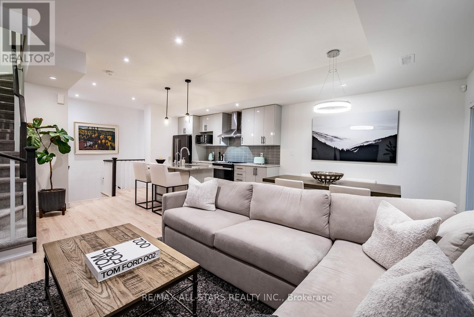 138 Covington Crescent, Whitchurch-Stouffville, ON - Indoor Photo Showing Living Room