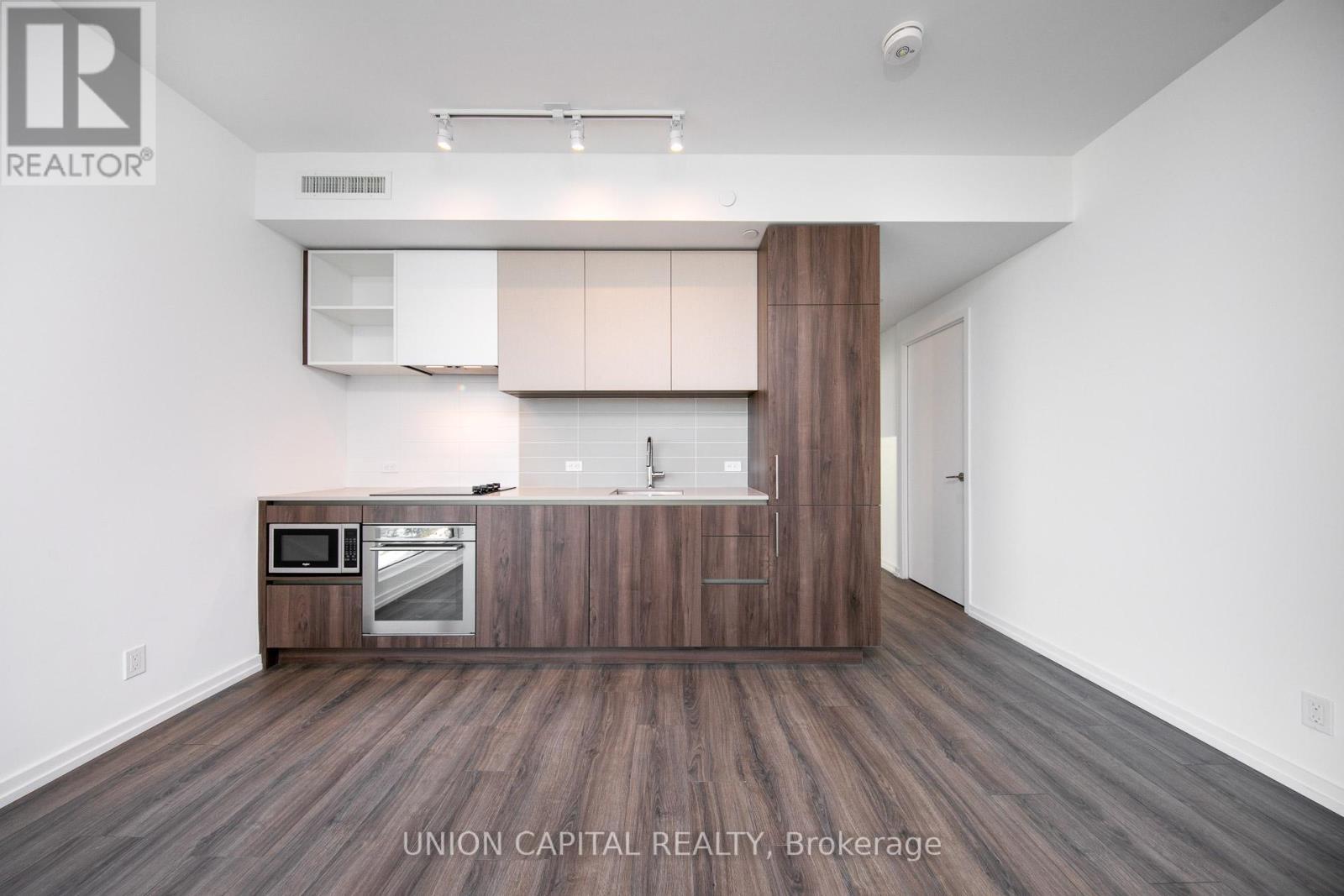 1103 - 1000 Portage Parkway, Vaughan, ON - Indoor Photo Showing Kitchen