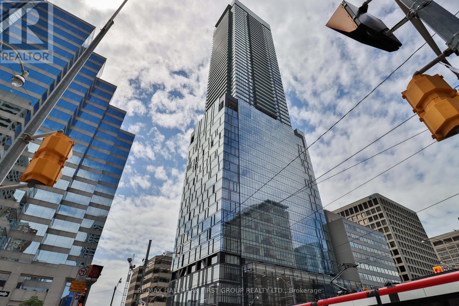 2402 - 488 University Avenue, Toronto (University), ON - Outdoor