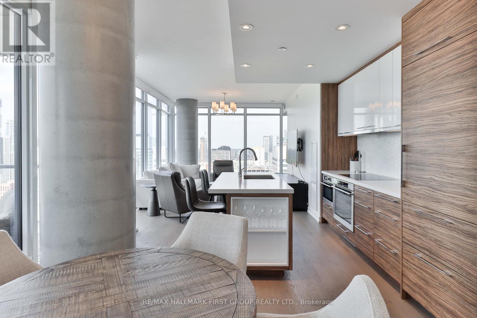 2402 - 488 University Avenue, Toronto (University), ON - Indoor