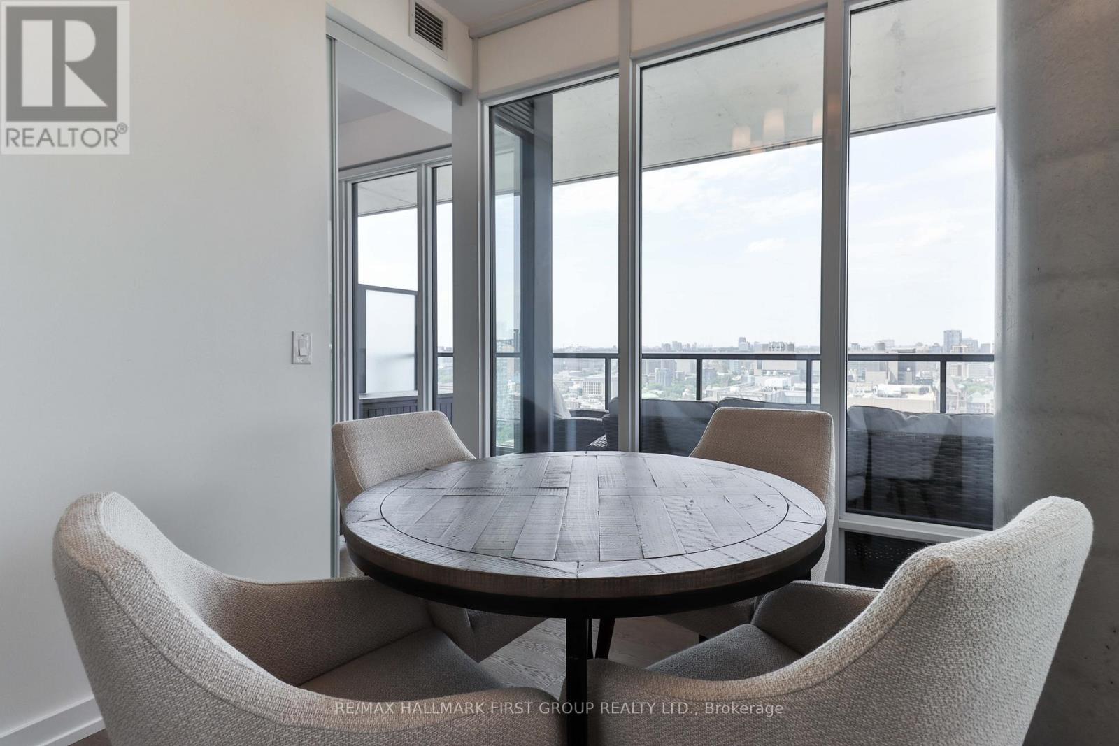 2402 - 488 University Avenue, Toronto (University), ON - Indoor