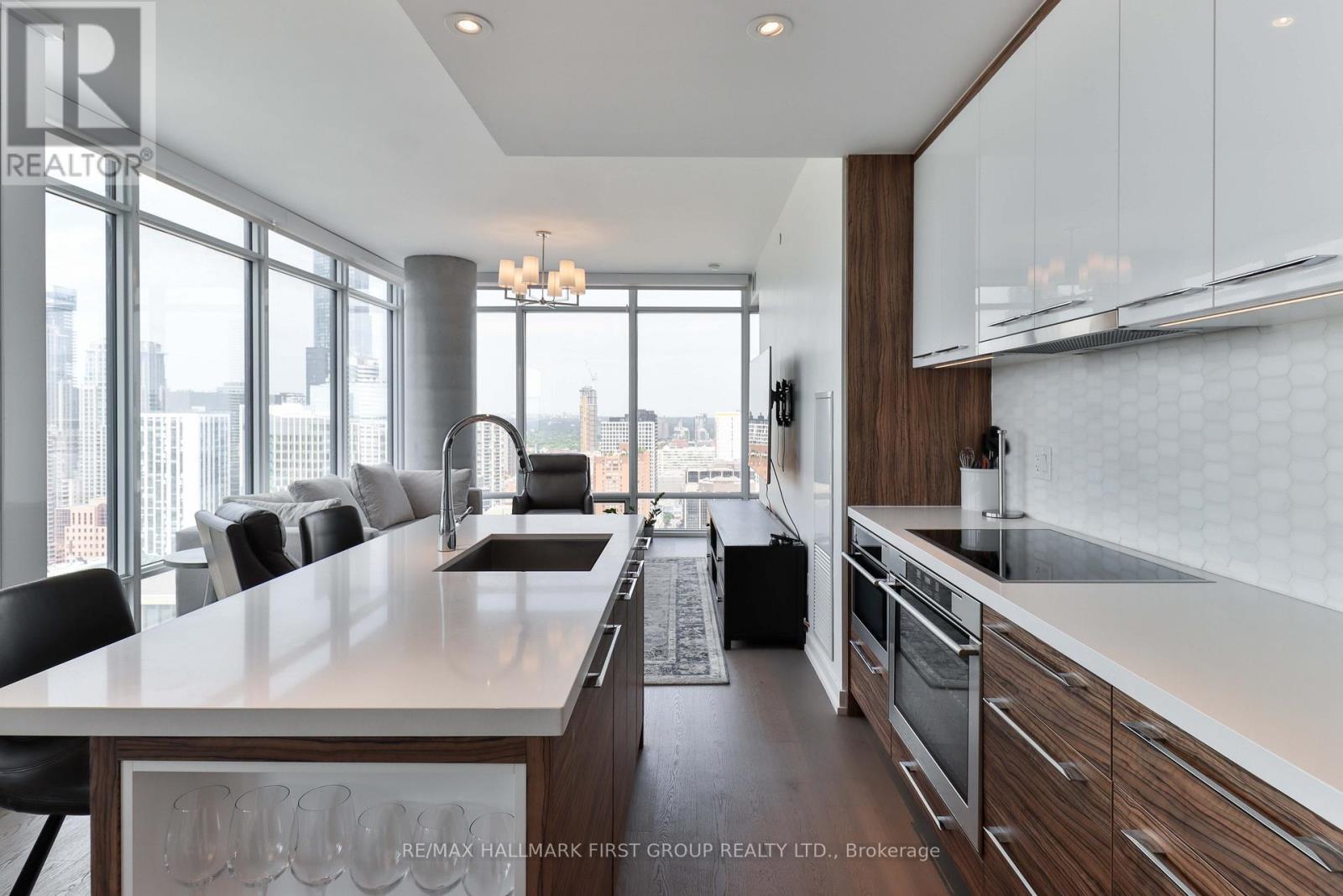 2402 - 488 University Avenue, Toronto (University), ON - Indoor Photo Showing Kitchen With Upgraded Kitchen