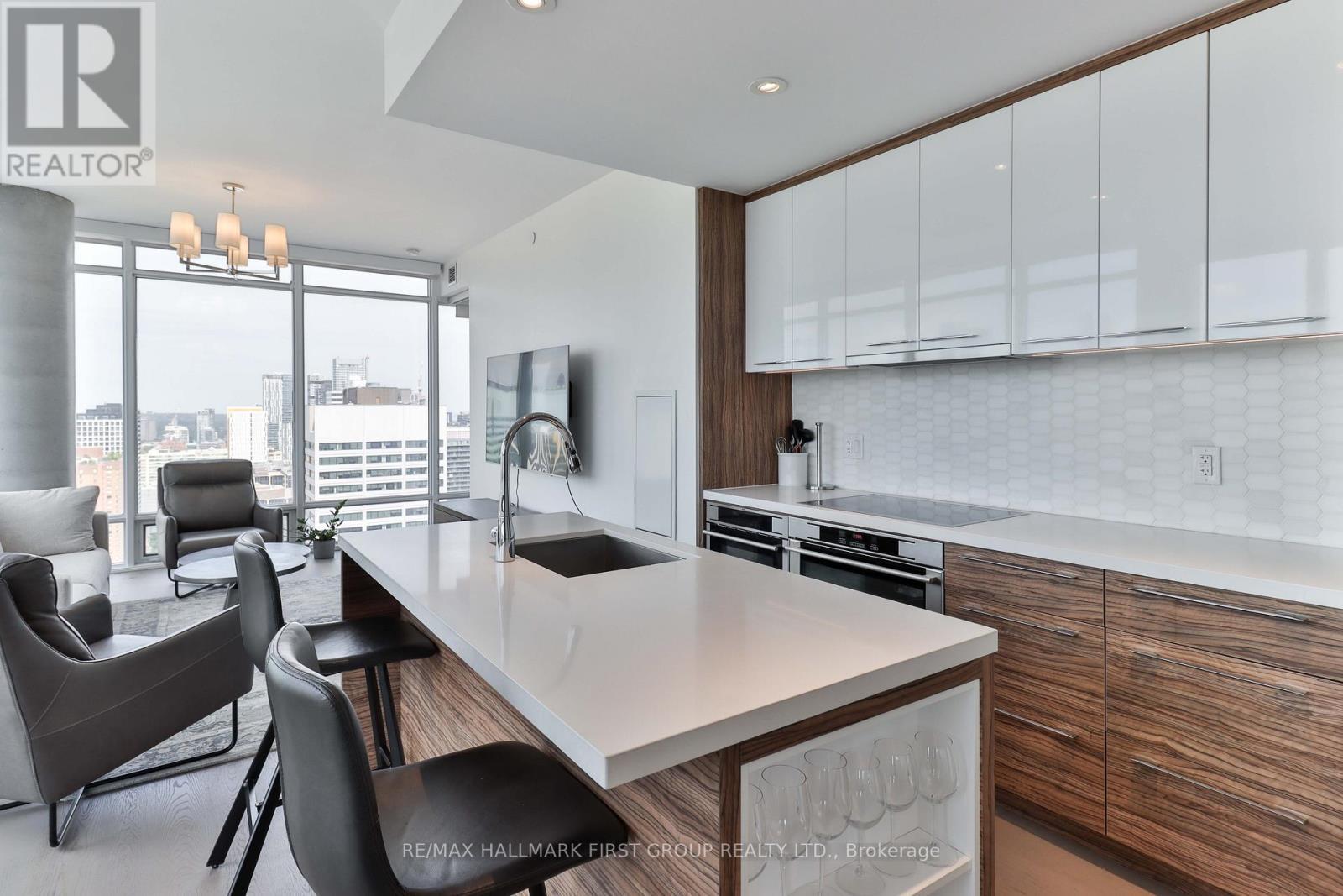 2402 - 488 University Avenue, Toronto (University), ON - Indoor Photo Showing Kitchen With Upgraded Kitchen