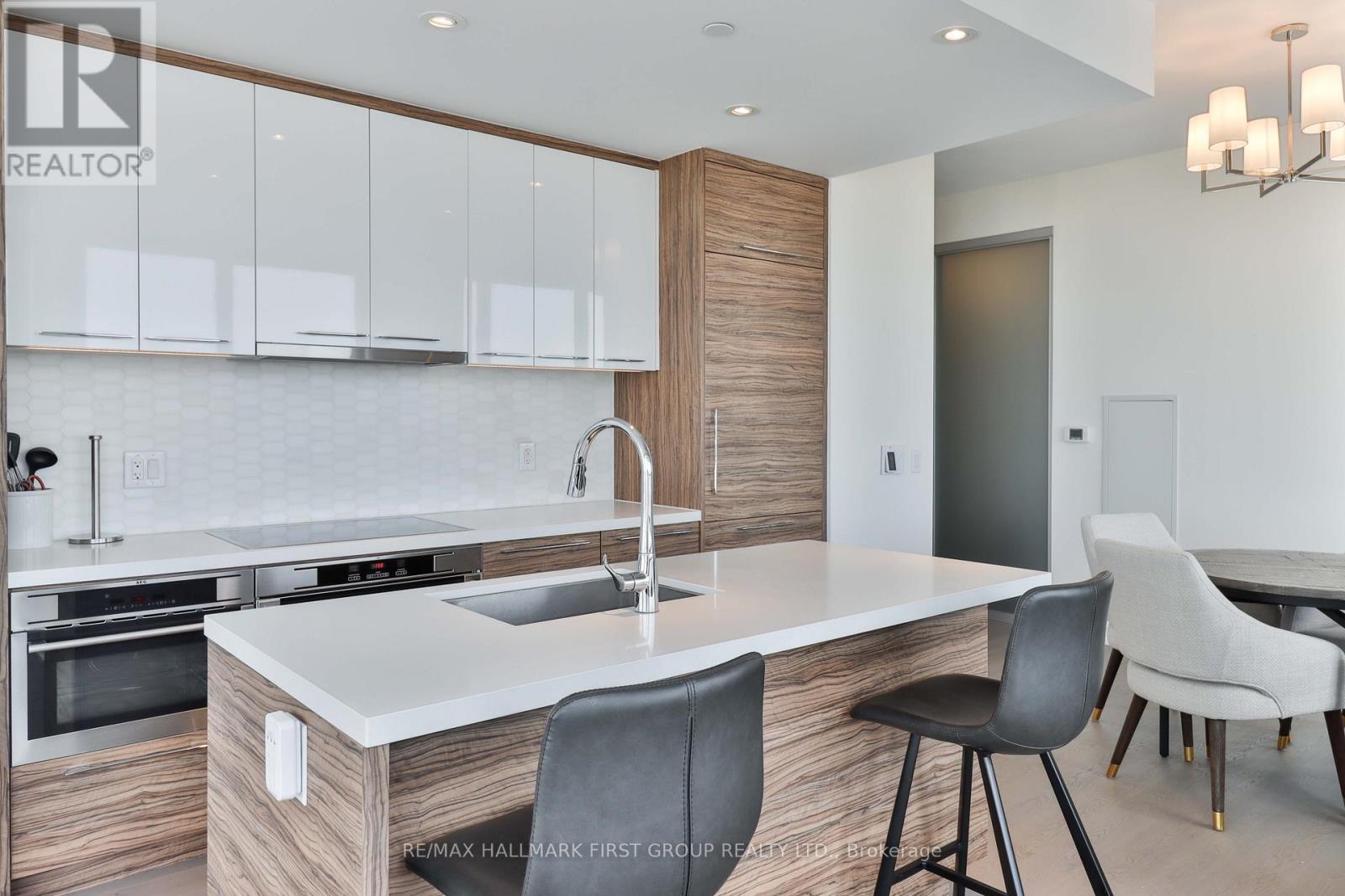 2402 - 488 University Avenue, Toronto (University), ON - Indoor Photo Showing Kitchen With Upgraded Kitchen