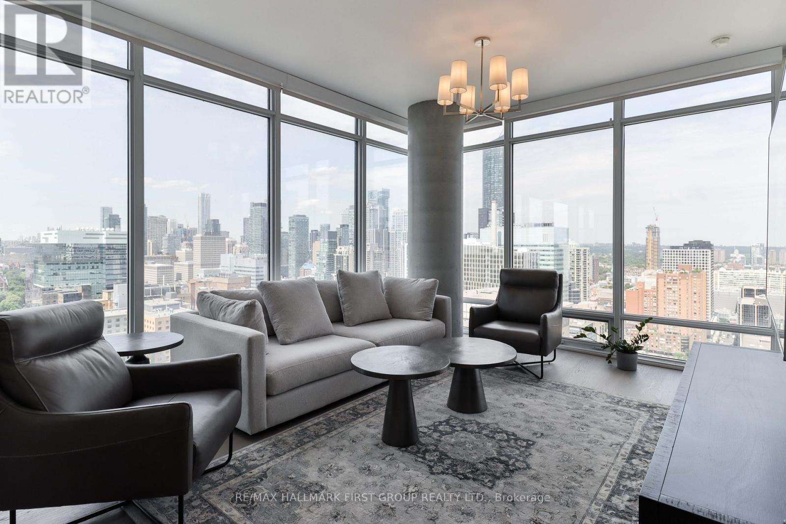 2402 - 488 University Avenue, Toronto (University), ON - Indoor Photo Showing Living Room