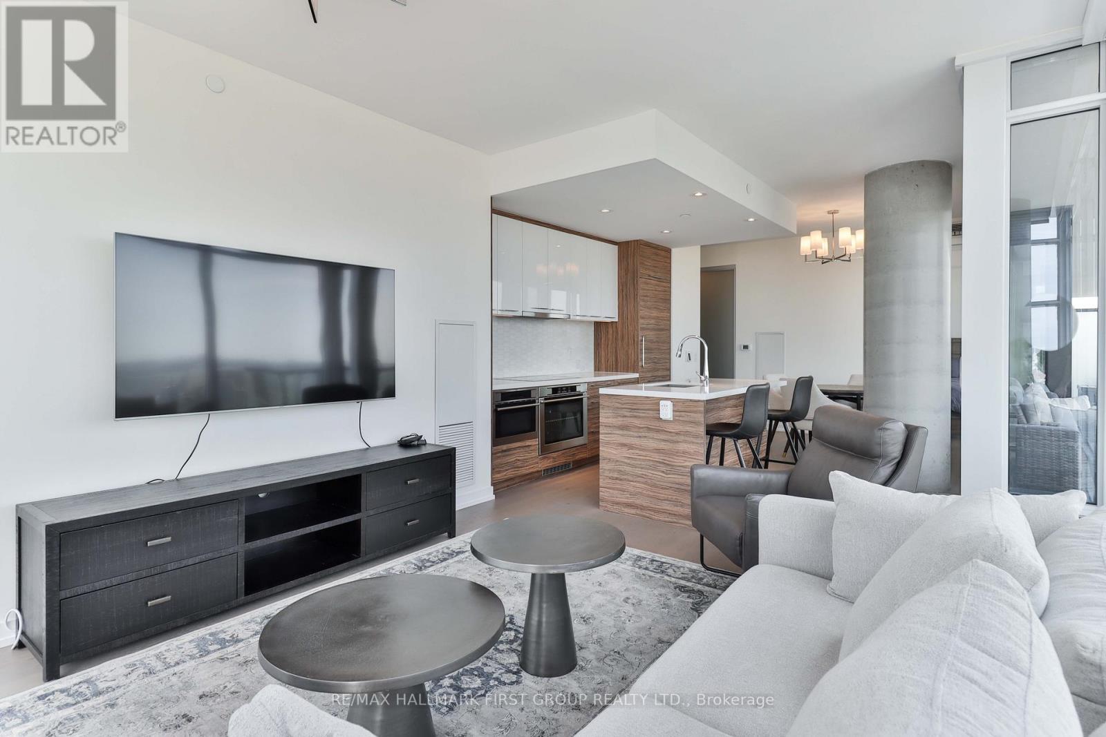 2402 - 488 University Avenue, Toronto (University), ON - Indoor Photo Showing Living Room