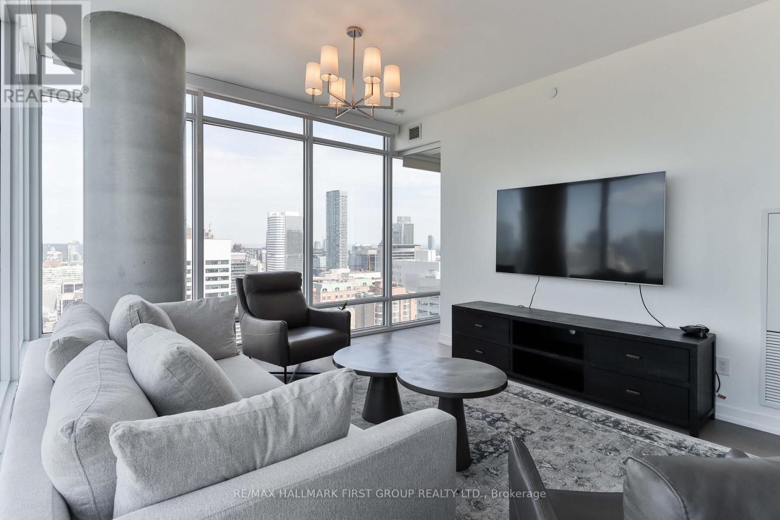 2402 - 488 University Avenue, Toronto (University), ON - Indoor Photo Showing Living Room