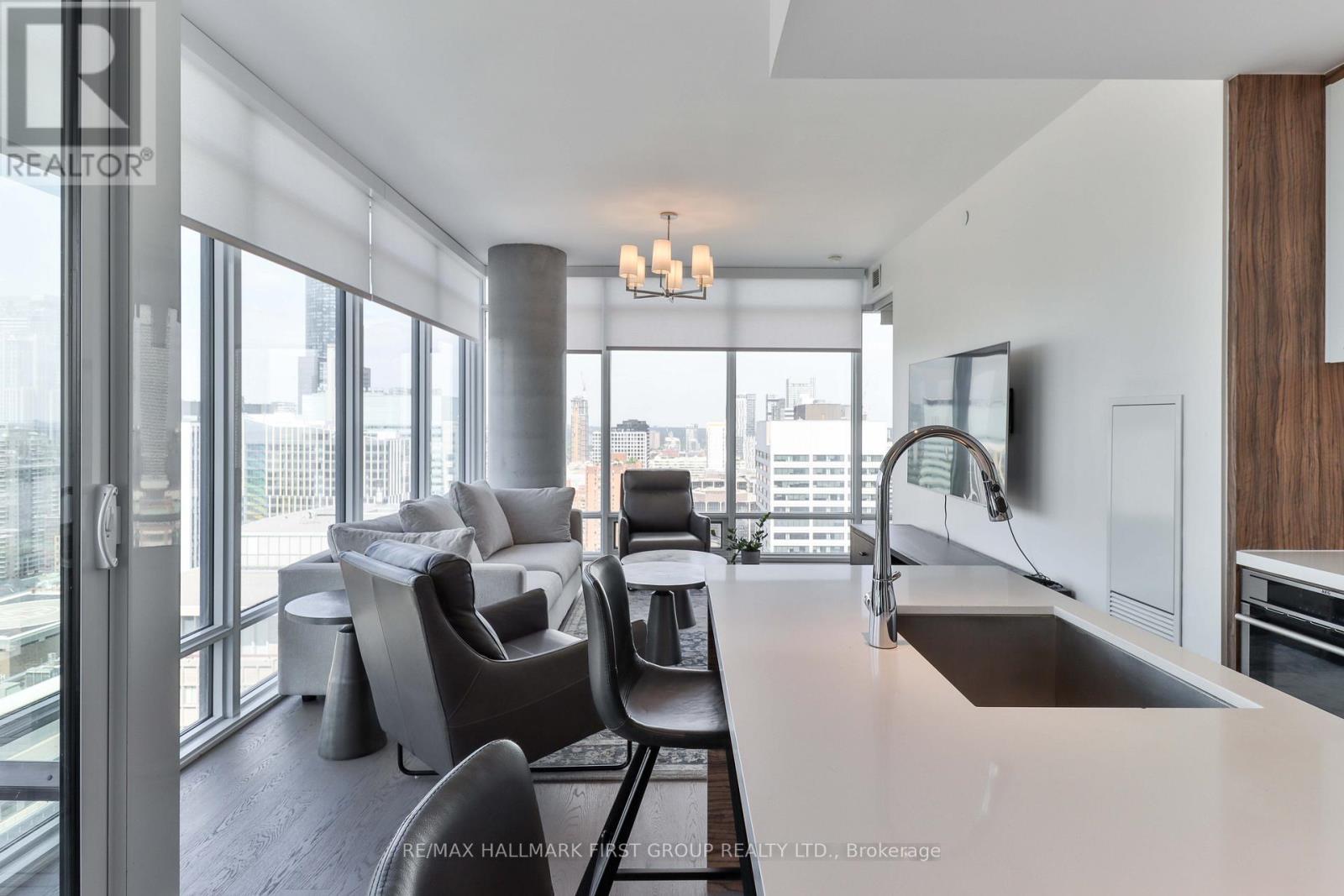 2402 - 488 University Avenue, Toronto (University), ON - Indoor