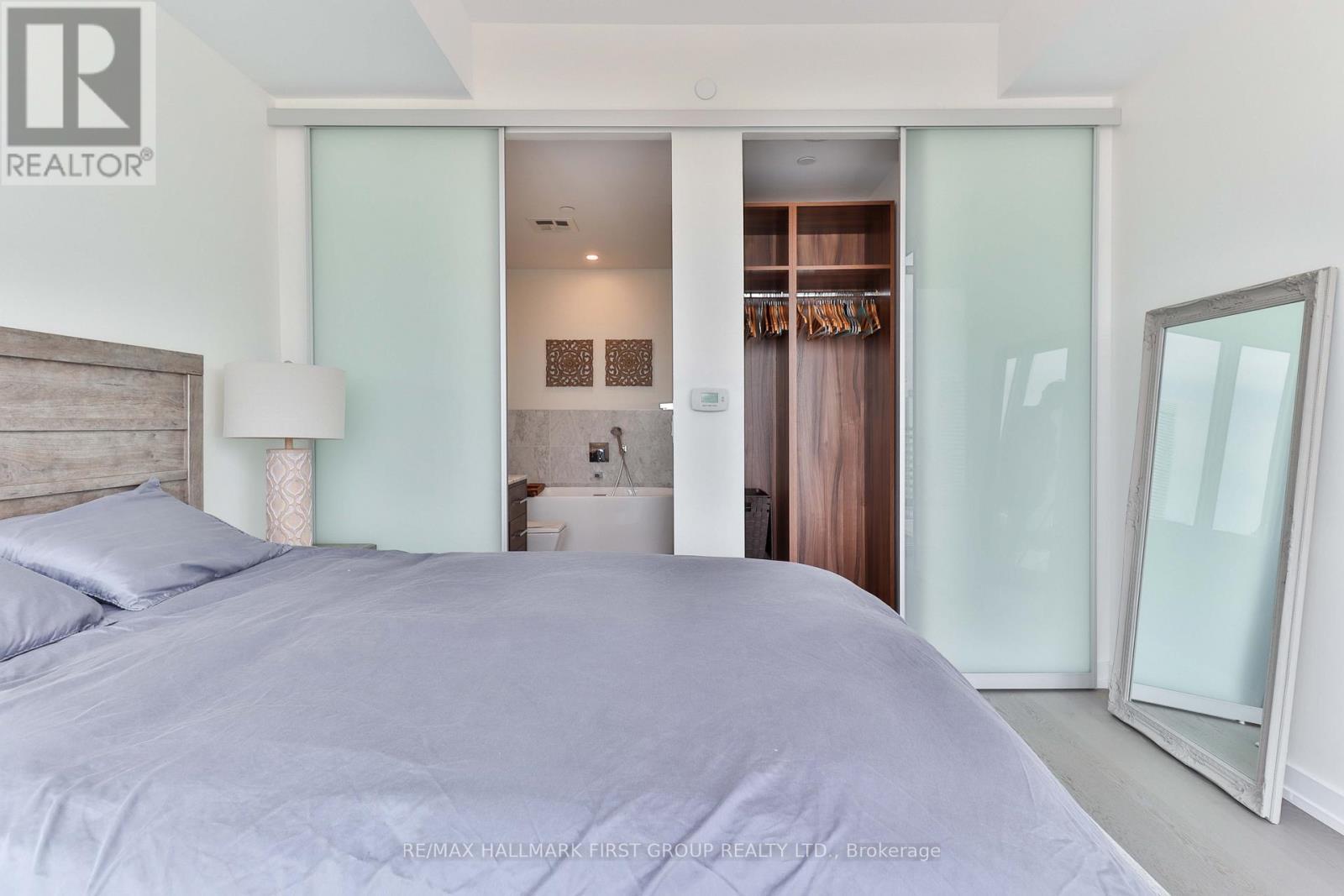 2402 - 488 University Avenue, Toronto (University), ON - Indoor Photo Showing Bedroom