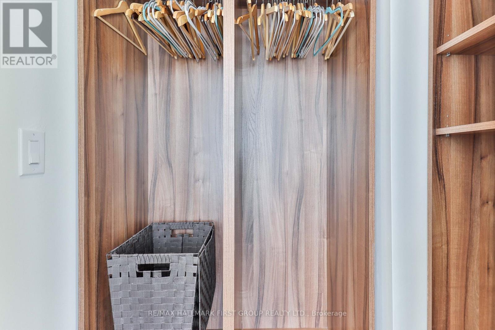 2402 - 488 University Avenue, Toronto (University), ON - Indoor