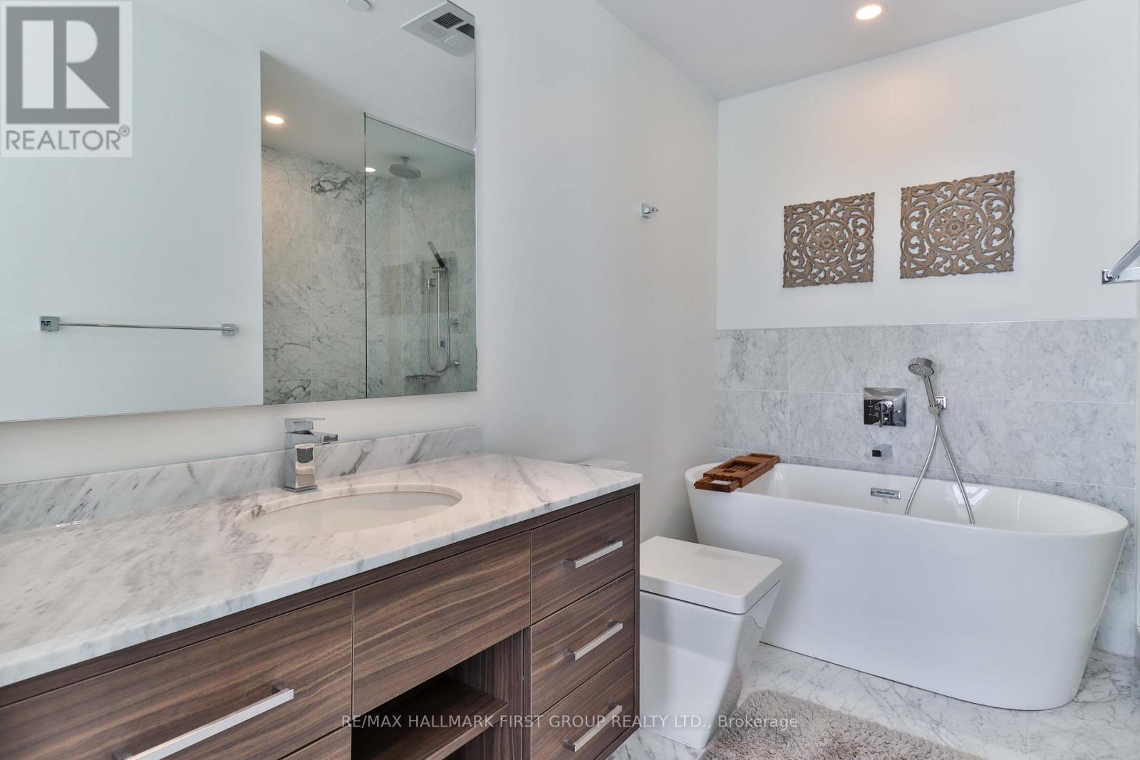 2402 - 488 University Avenue, Toronto (University), ON - Indoor Photo Showing Bathroom