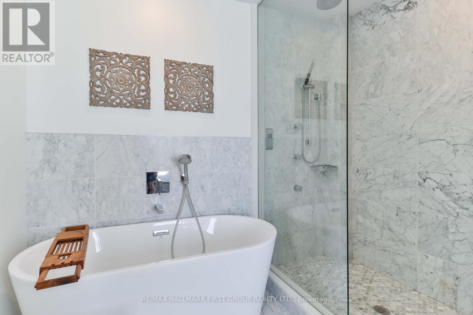 2402 - 488 University Avenue, Toronto (University), ON - Indoor Photo Showing Bathroom