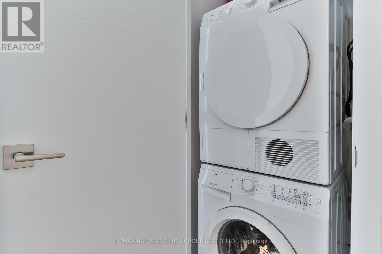 2402 - 488 University Avenue, Toronto (University), ON - Indoor Photo Showing Laundry Room