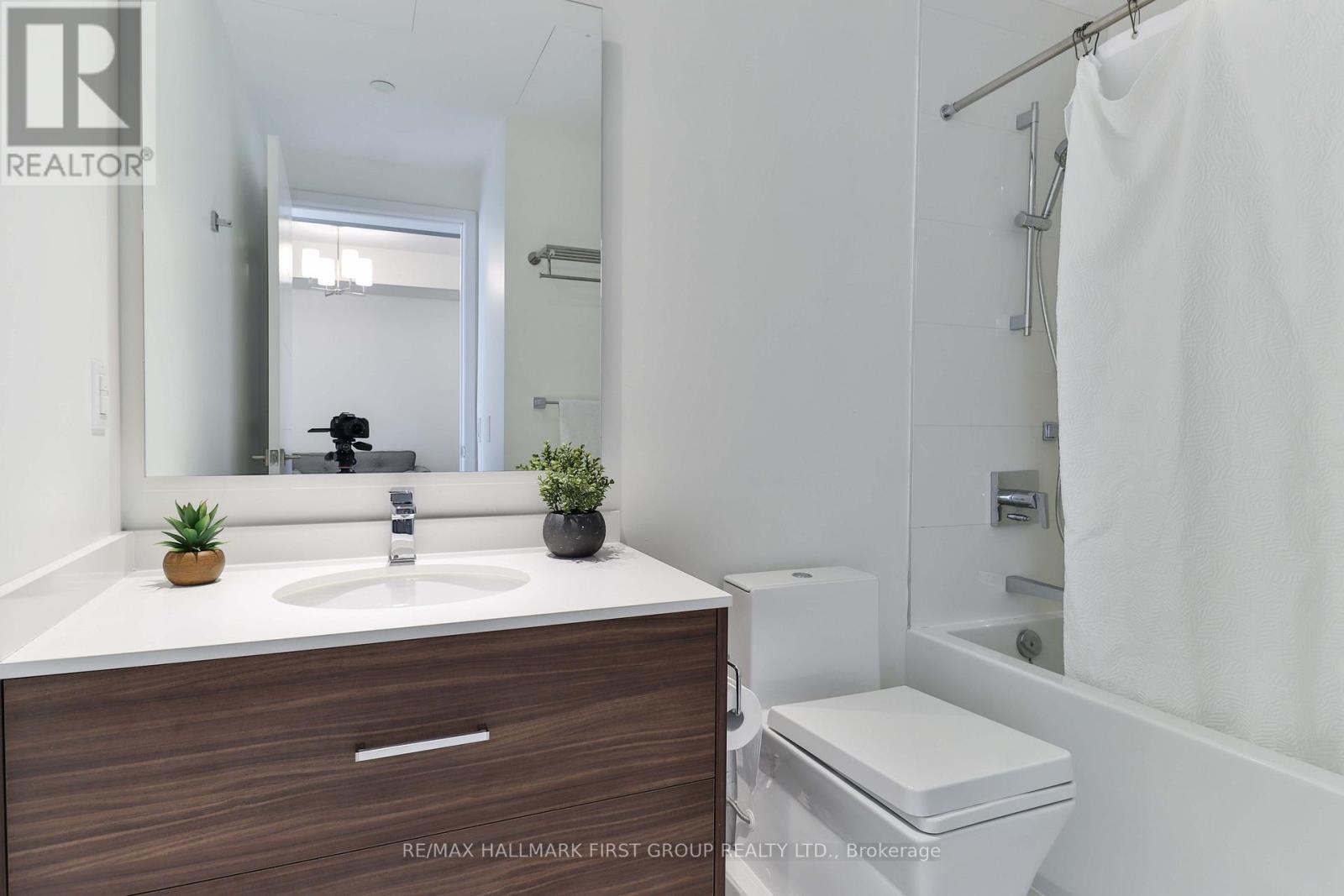 2402 - 488 University Avenue, Toronto (University), ON - Indoor Photo Showing Bathroom