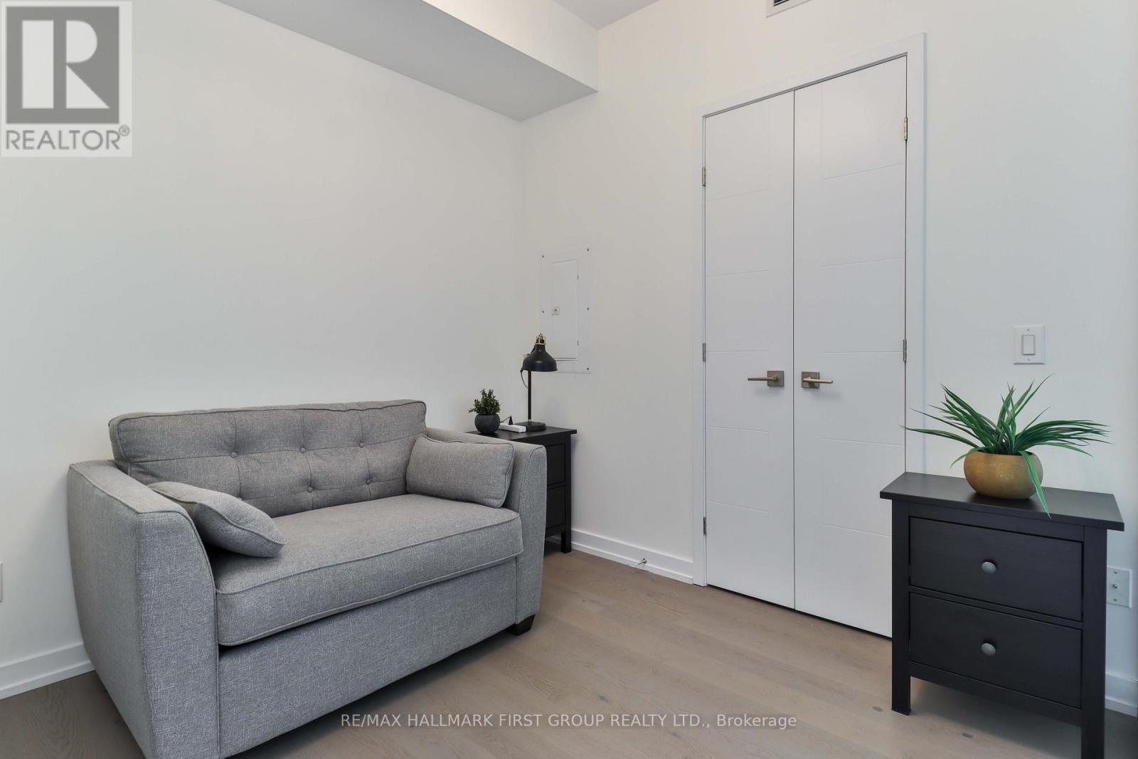 2402 - 488 University Avenue, Toronto (University), ON - Indoor