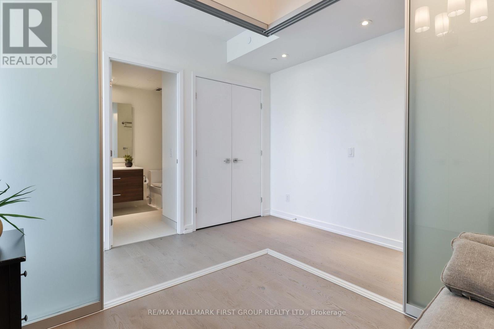 2402 - 488 University Avenue, Toronto (University), ON - Indoor Photo Showing Other Room