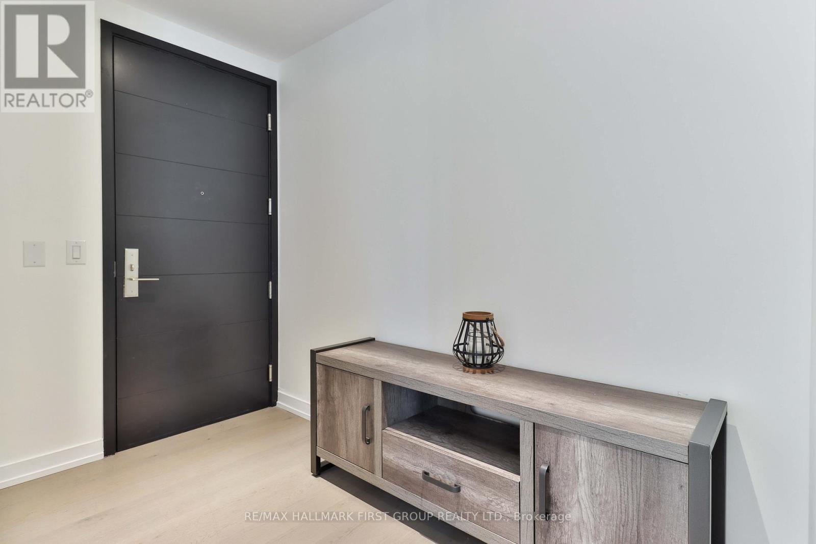 2402 - 488 University Avenue, Toronto (University), ON - Indoor