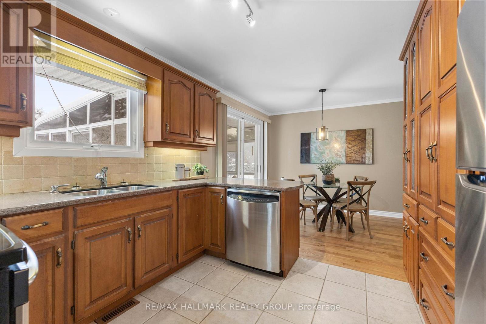 2143 Hubbard Crescent, Ottawa, ON - Indoor Photo Showing Kitchen With Double Sink